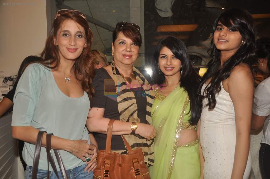 Zarine Khan, Farah Ali Khan, BHagyashree at the launch of Bhagyashree's store in Juhu, Mumbai on 25th April 2012