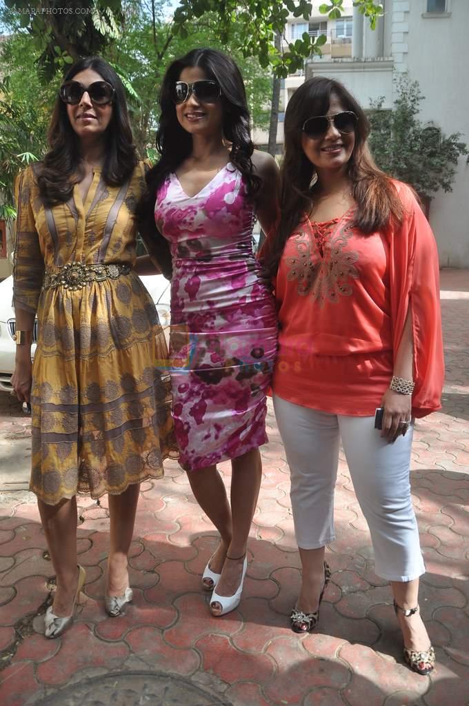 Shamita Shetty, Kiran Bawa at Shilpa Shetty's baby shower ceremony in Juhu, Mumbai on 3rd May 2012