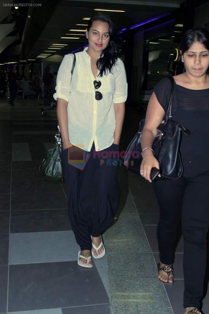 Sonakshi Sinha snapped at airport, Mumbai on 7th May 2012