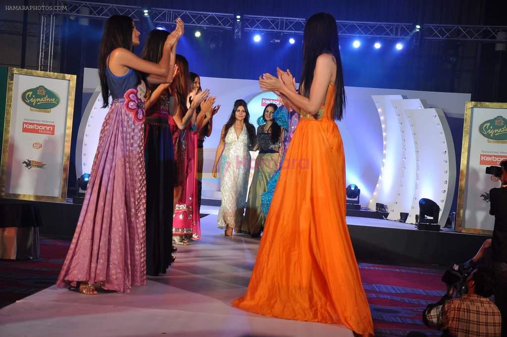 Nisha Jamwal, Aanchal Kumar, Candice Pinto, Carol Gracias at Nisha Jamwal fashion show for IPL in Marriott, Pune on 9th May 2012