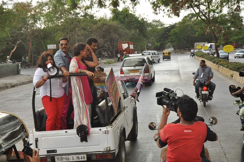 Sonakshi Sinha, Akshay Kumar, Prabhu Deva at Rowdy Rathore promotional rickshaw race on 12th May 2012