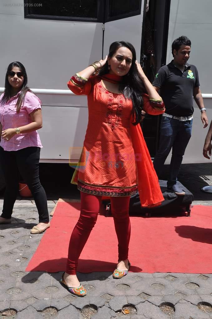 Sonakshi Sinha promote Rowdy Rathore on the sets of CID in Kandivli, Mumbai on 22nd May 2012
