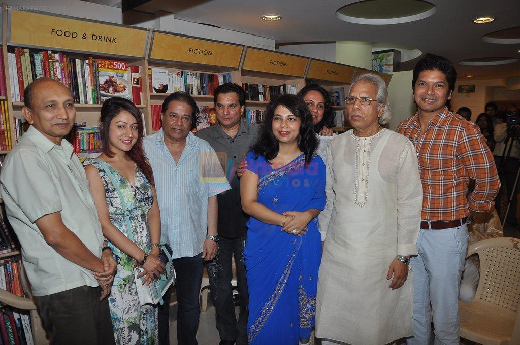 Shaan, Anup Jalota, Madhuri pandey at the launch of Sucheta Bhattacharjee's Love Bandish Bliss album in Crossword, Mumbai on 25th May 2012