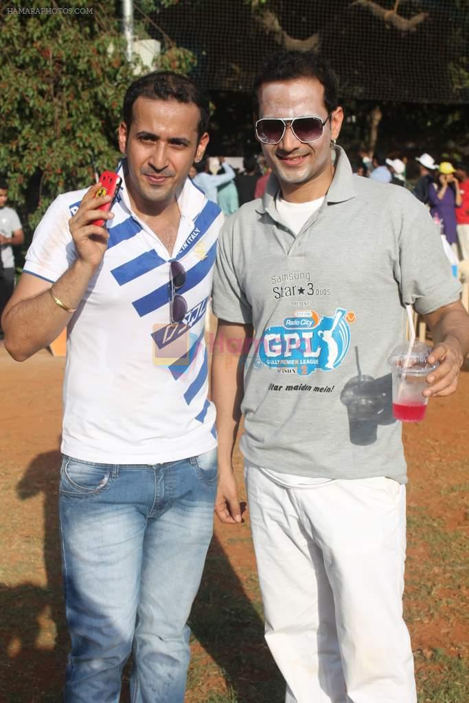 Manmeet Gulzar, Harmeet Gulzar at Radiocity Cricket match in Dadar on 26th May 2012