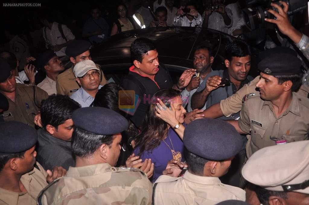 Shahrukh Khan snapepd at the airport, Mumbai on 29th May 2012
