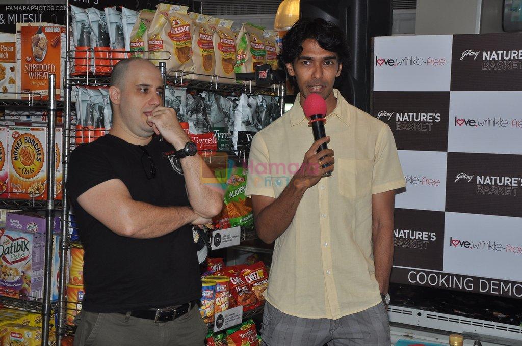 Ashwin Mushran wih Love Wrinkle Free cast at Nature Basket cooking session in Juhu, Mumbai on 1st June 2012