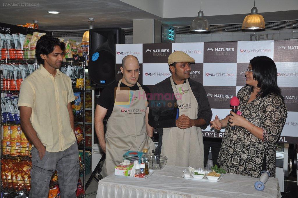 Sandeep Mohan, Ashwin Mushran, Ash Chandler wih Love Wrinkle Free cast at Nature Basket cooking session in Juhu, Mumbai on 1st June 2012