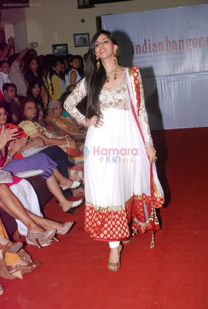 Nishka Lulla at Indian Hanger anniversary bash with Neeta Lulla fashion show in Mumbai on 2nd May 2012