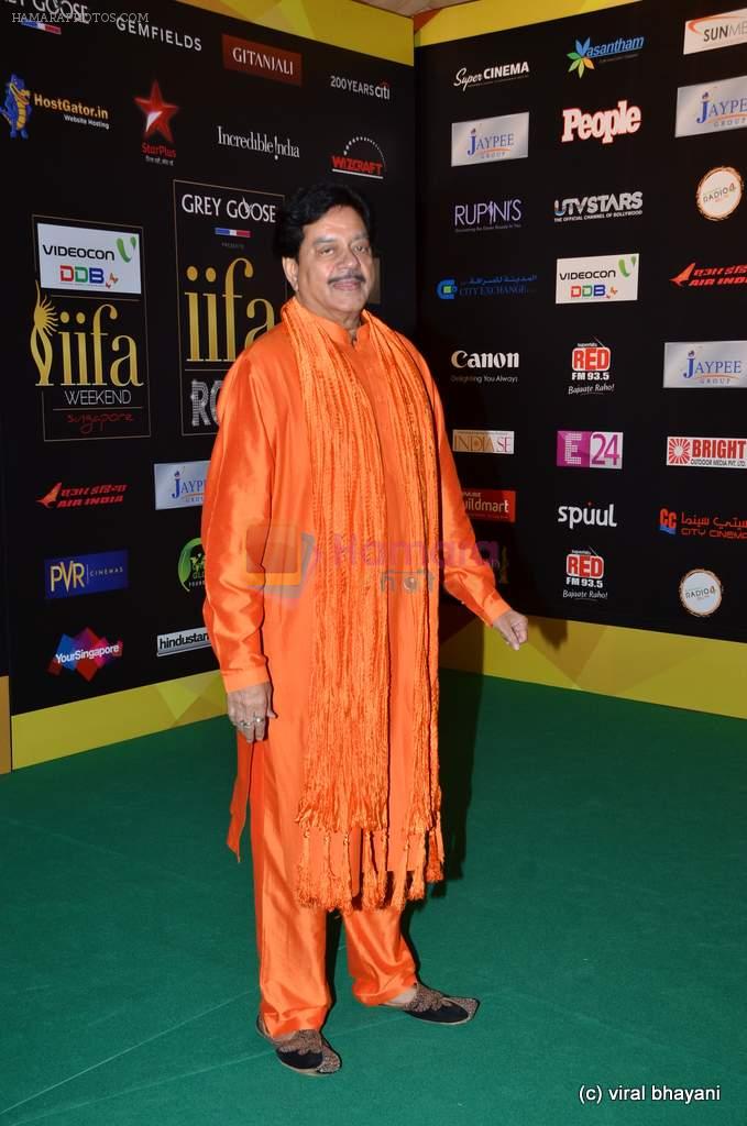Shatrughan Sinha at the IIFA Rocks Red Carpet on 8th June 2012