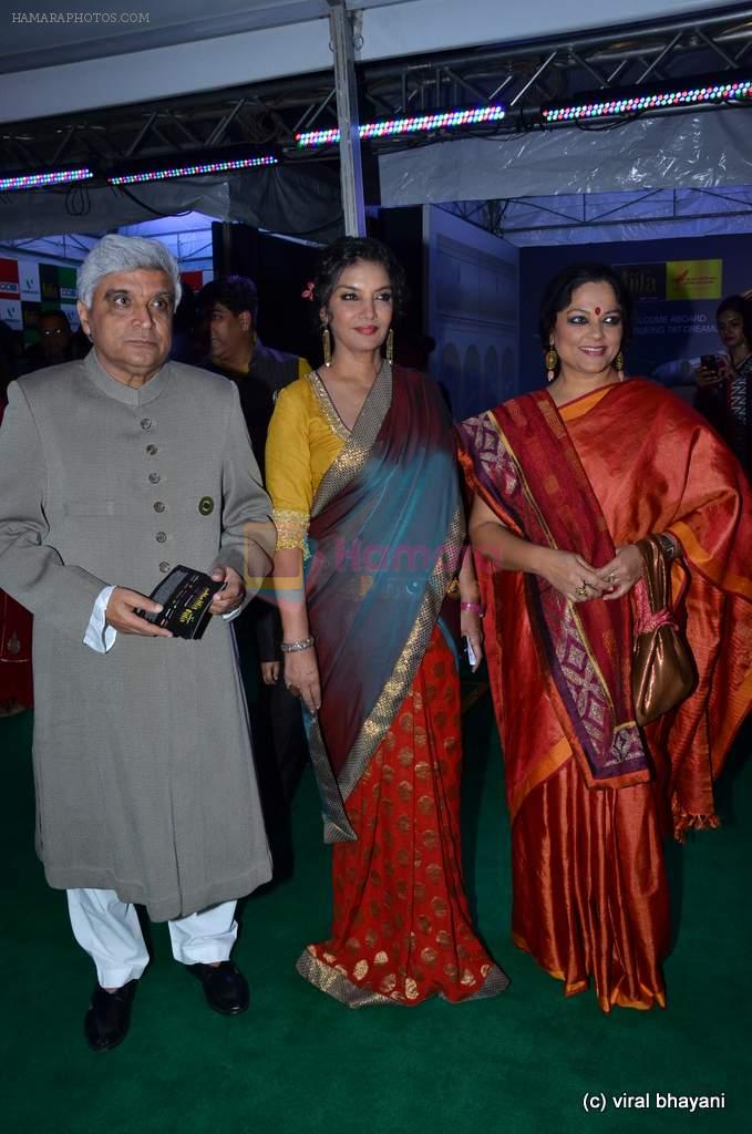 Shabana Azmi, Javed Akhtar, Tanvi Azmi at IIFA Awards 2012 Red Carpet in Singapore on 9th June 2012