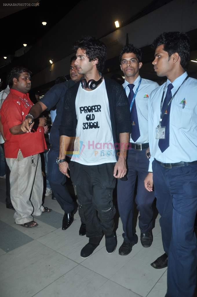 Shahid Kapoor return from Singapore after attending IIFA Awards in Mumbai on 12th June 2012