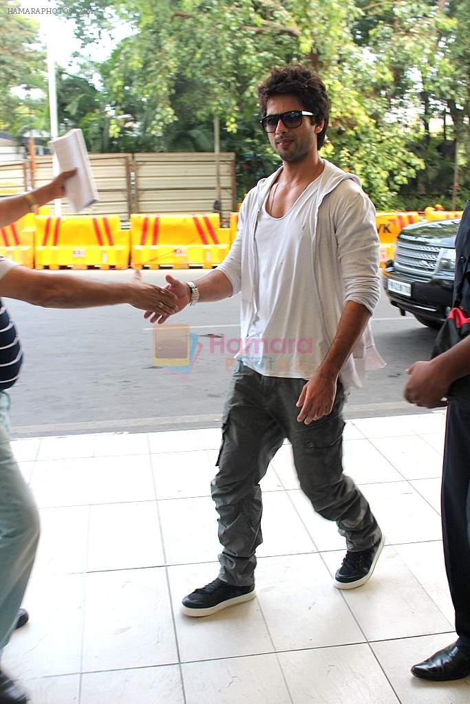 Shahid Kapoor snapped on way to Indore on 14th June 2012