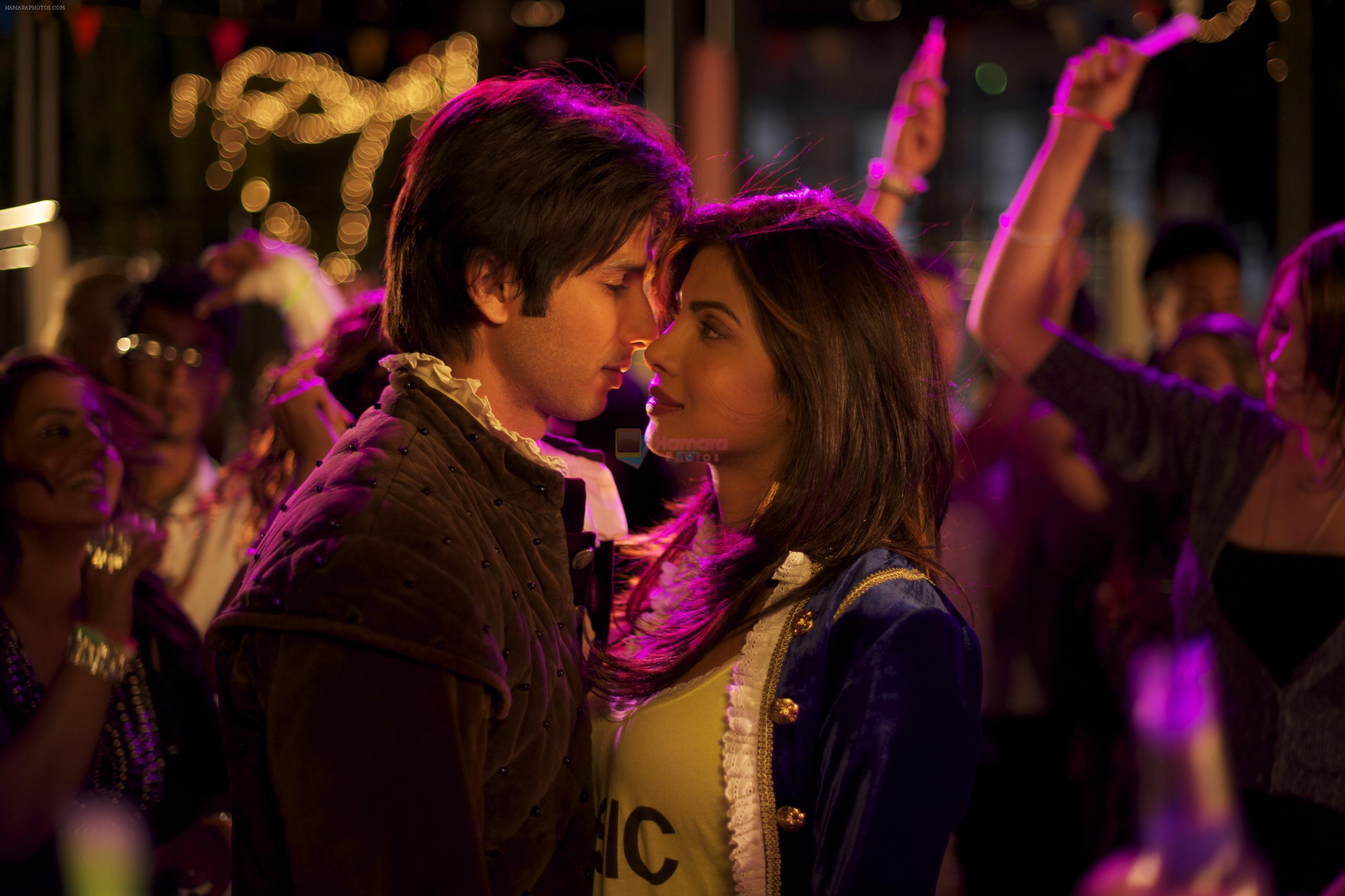 Shahid Kapoor, Priyanka Chopra in the still from movie Teri Meri Kahaani