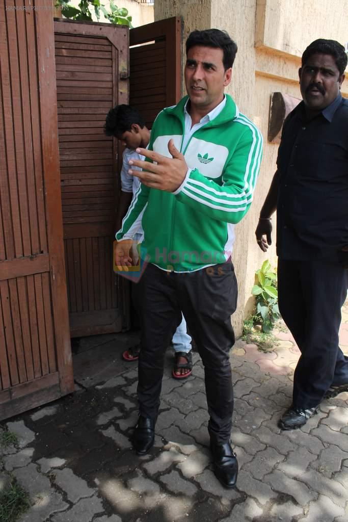 Akshay Kumar at the hospital when Rajesh Khanna was discharged in Mumbai on 21st June 2012