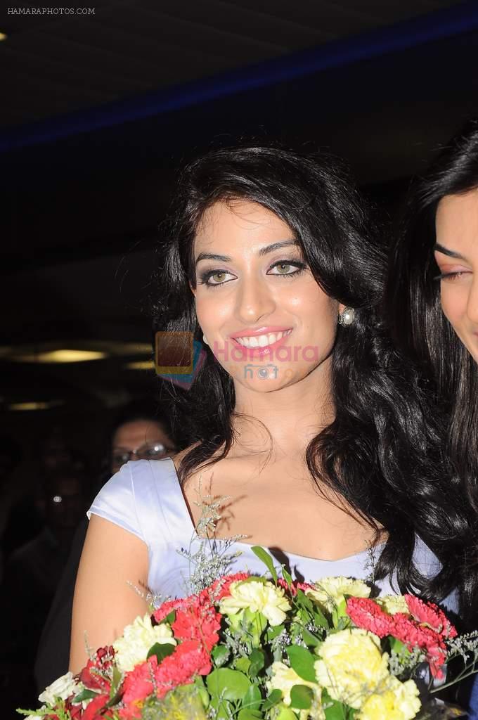 Sushmita Sen with I am She girl Himangini Singh wins Miss Asia Pacific World title and returns to Mumbai in International Airport on 21st June 2012