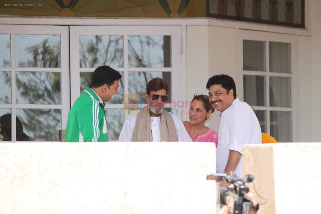 Akshay Kumar, Dimple Kapadia at the hospital when Rajesh Khanna was discharged in Mumbai on 21st June 2012
