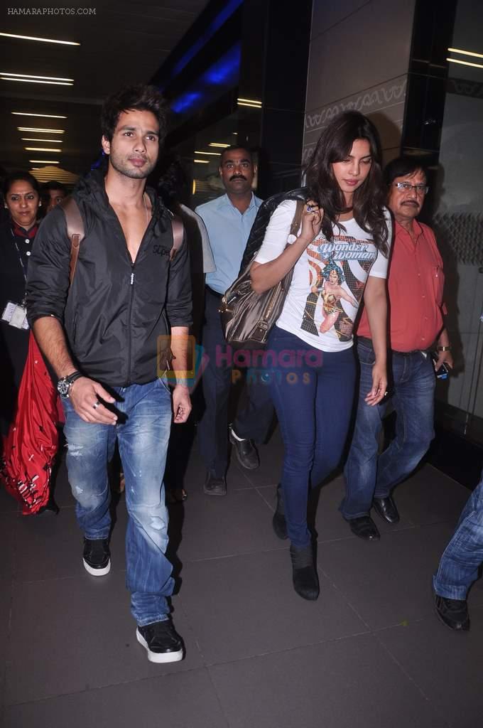 Shahid Kapoor and Priyanka Chopra return from London and Toronto in airport,Mumbai on 25th June 2012