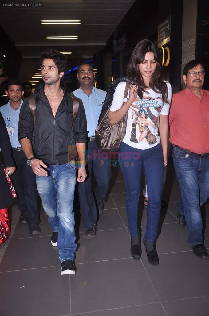Shahid Kapoor and Priyanka Chopra return from London and Toronto in airport,Mumbai on 25th June 2012