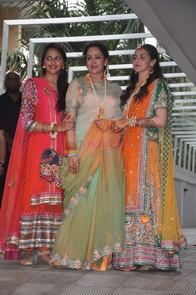 Esha Deol, Hema Malini, Ahana Deol at Esha Deol's mehendi ceremony in Royalty, Mumbai on 27th June 2012