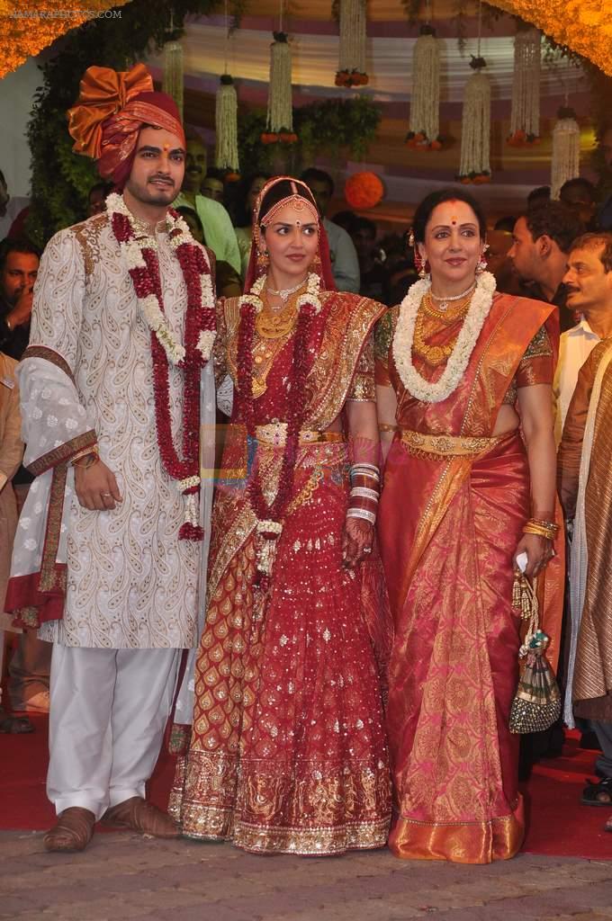Esha Deol, Bharat Takhtani, Hema Malini at Esha Deol's wedding in Iskcon Temple on 29th June 2012