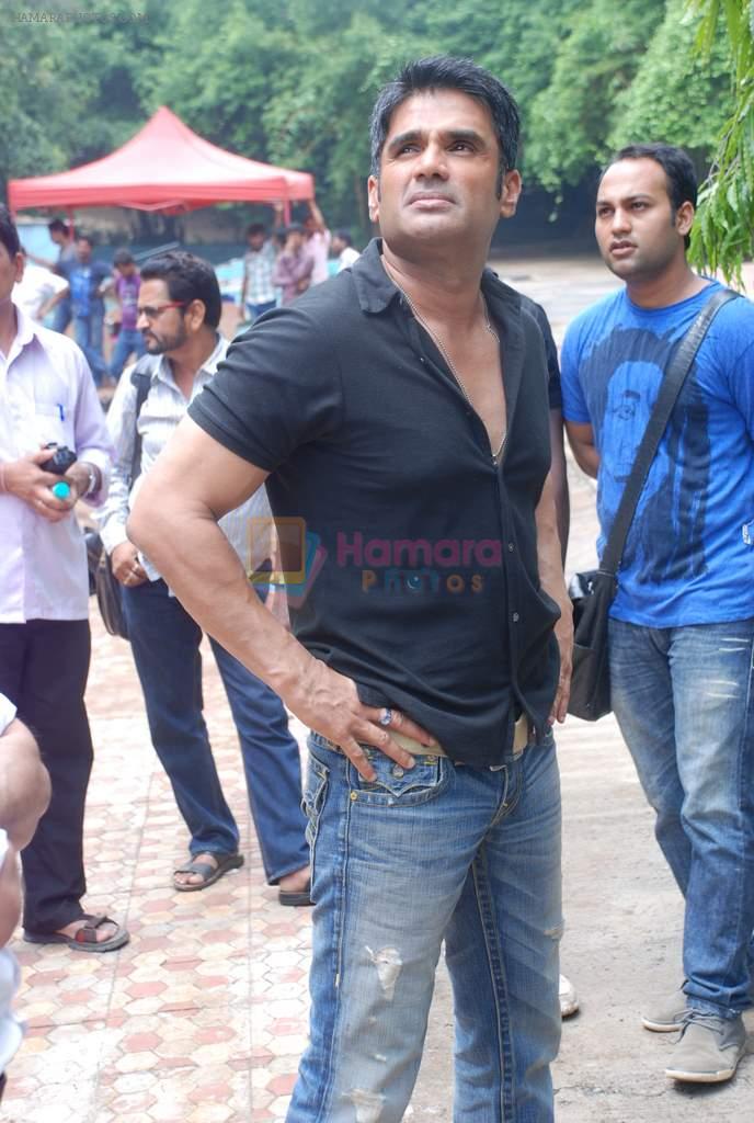 Sunil Shetty on location of film Mere Dost Picture Abhi Baki Hain in Kandivali, Mumbai on 30th June 2012