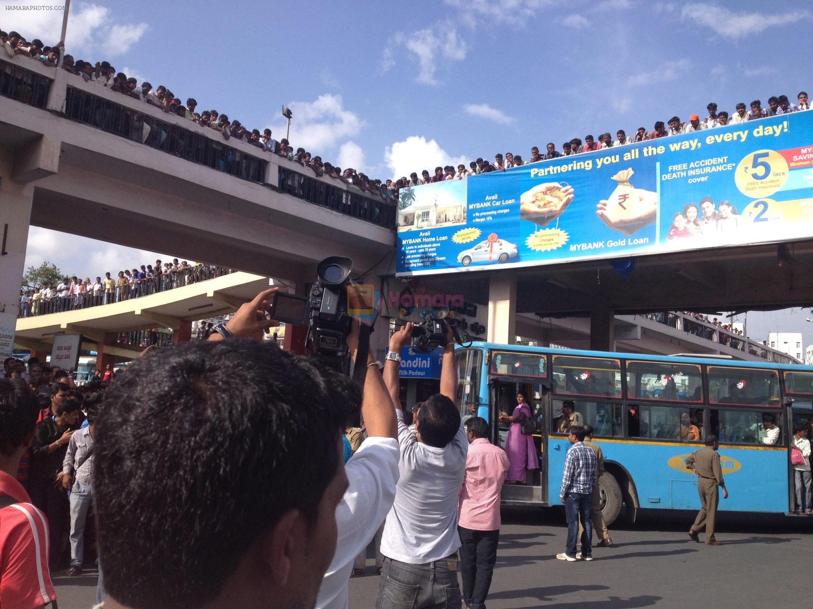 Veena Malik mobbed at the set of The Dirty Picture