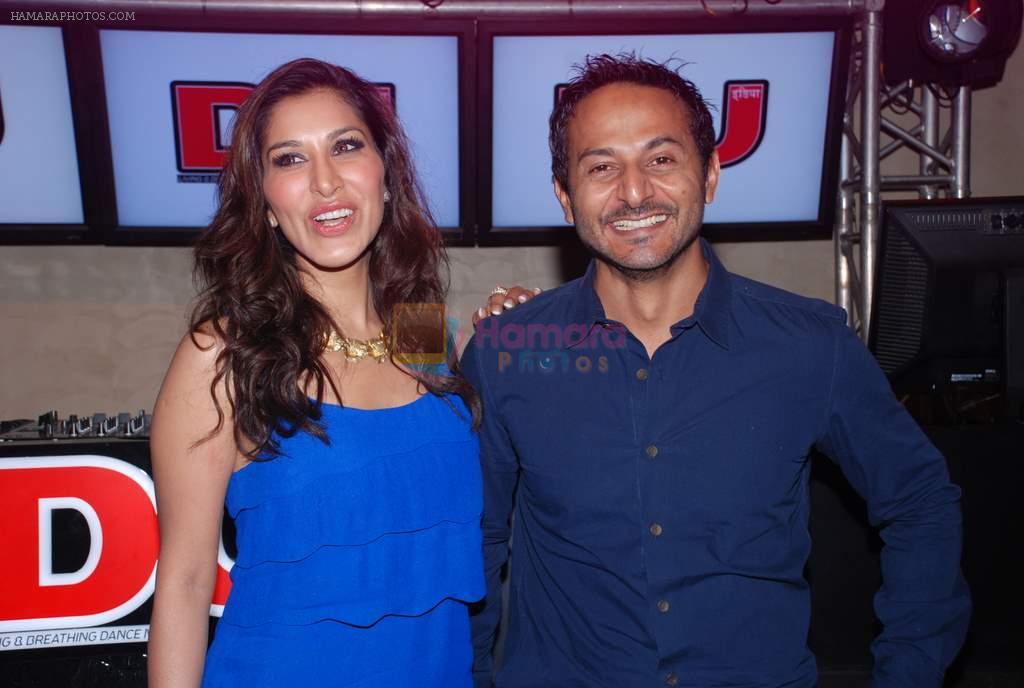Nikhil Chinapa, Sophie Chaudhary at DJ magazine launch in F Bar on 6th July 2012