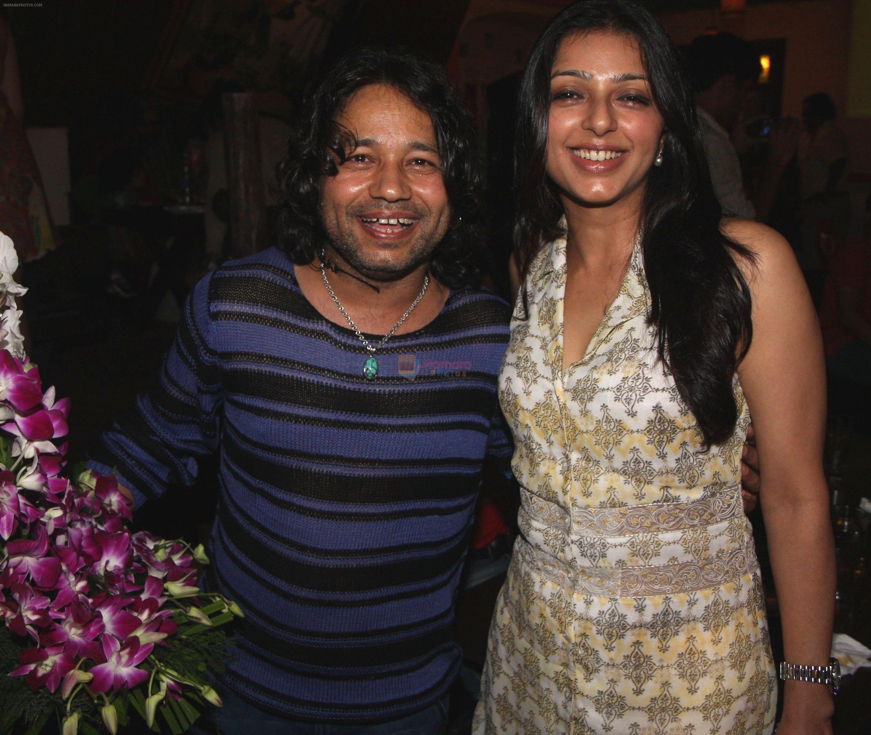 kailash kher with bhumika chawla at Kailash Kher's Birthday Party in Masala Mantar, Mumbai on 9th July 2012