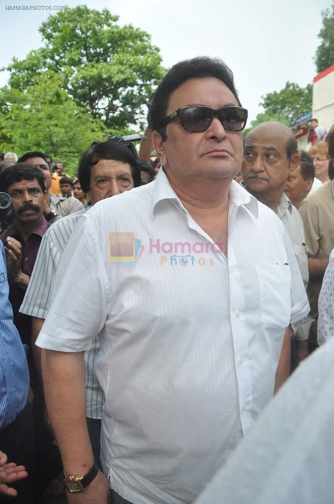 Rishi Kapoor at Dara Singh funeral in Mumbai on 12th July 2012