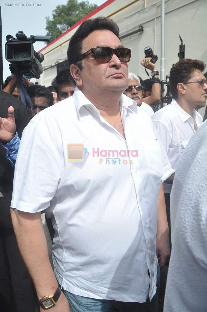 Rishi Kapoor at Dara Singh funeral in Mumbai on 12th July 2012