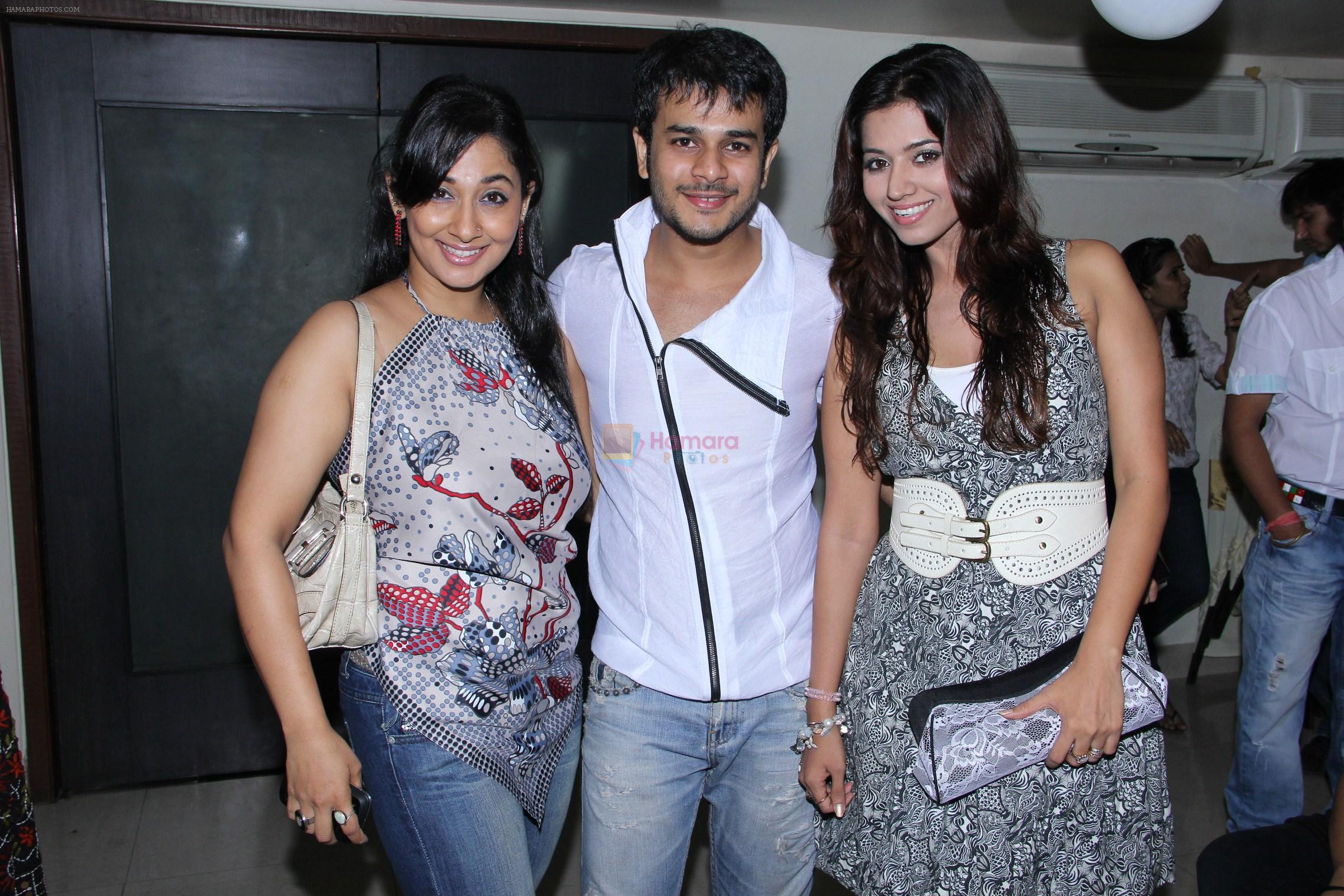 shruti with jay  and costar at the celebration of Devyani's 100 episodes