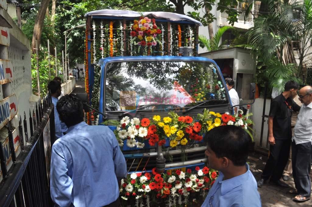 at Dara Singh funeral in Mumbai on 12th July 2012