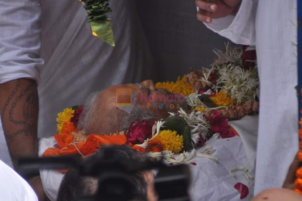 Vindu Dara Singh at Dara Singh funeral in Mumbai on 12th July 2012