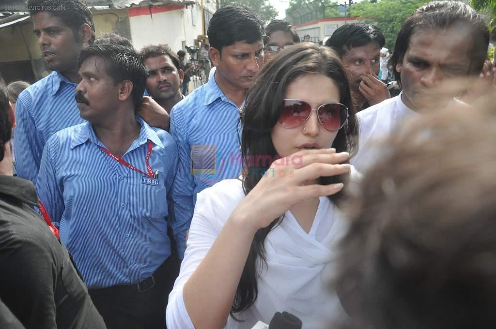 Zarine Khan at Dara Singh funeral in Mumbai on 12th July 2012