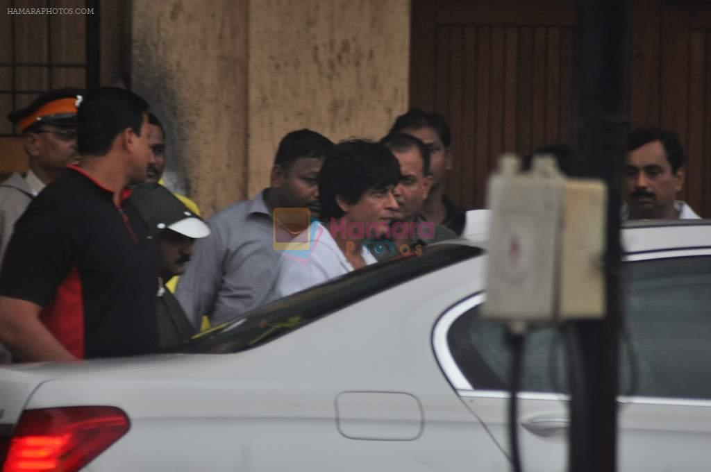 Shahrukh Khan visit Rajesh Khanna's home Aashirwad in Mumbai on 18th July 2012