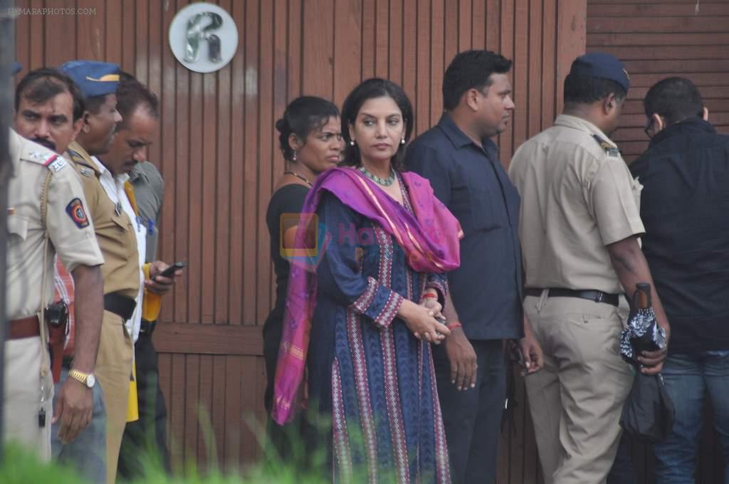 Shabana Azmi visit Rajesh Khanna's home Aashirwad in Mumbai on 18th July 2012
