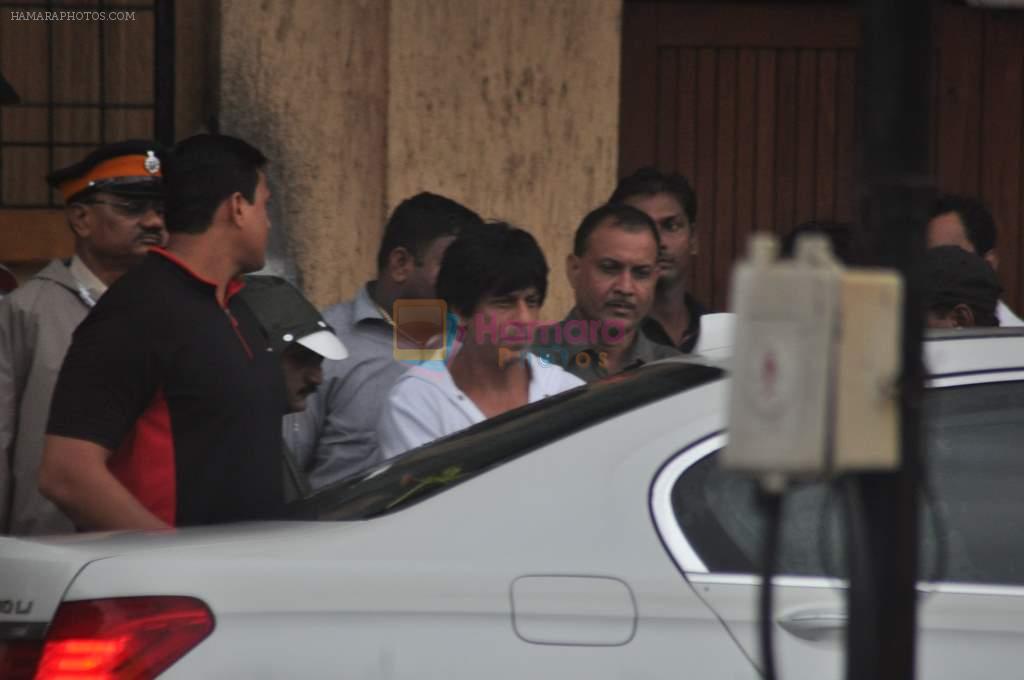 Shahrukh Khan visit Rajesh Khanna's home Aashirwad in Mumbai on 18th July 2012