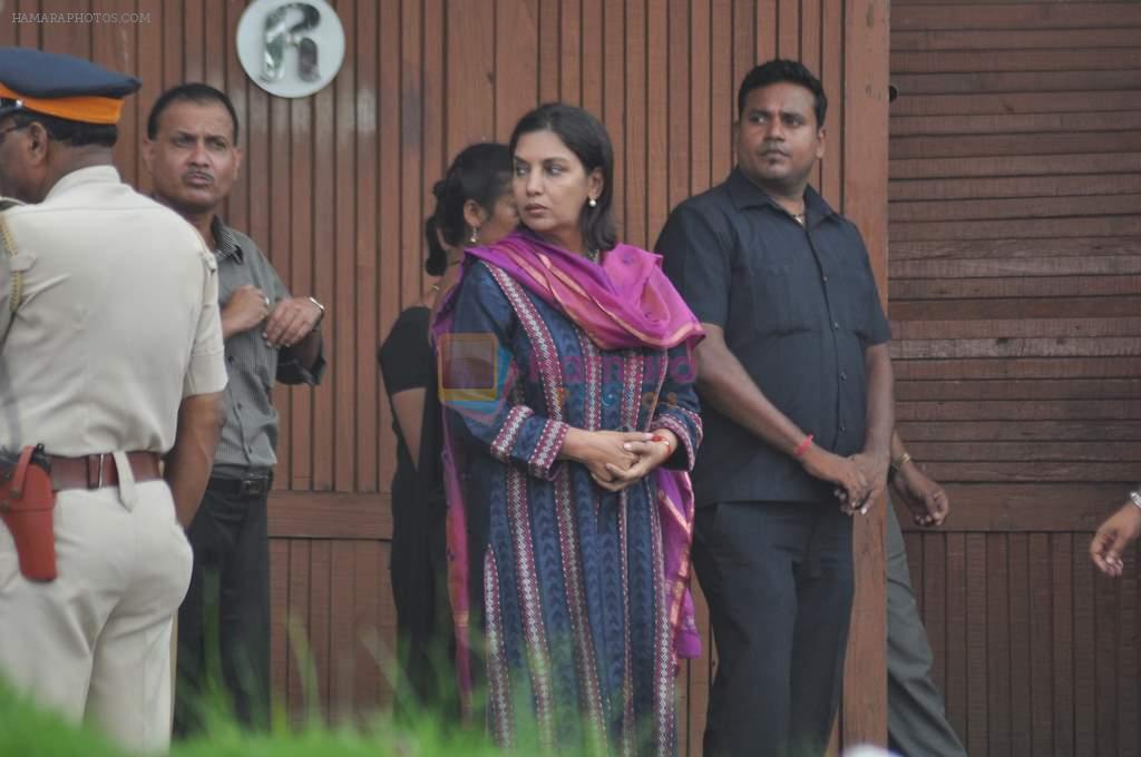 Shabana Azmi visit Rajesh Khanna's home Aashirwad in Mumbai on 18th July 2012