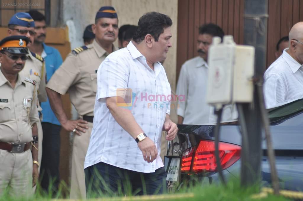 Rishi Kapoor visit Rajesh Khanna's home Aashirwad in Mumbai on 18th July 2012