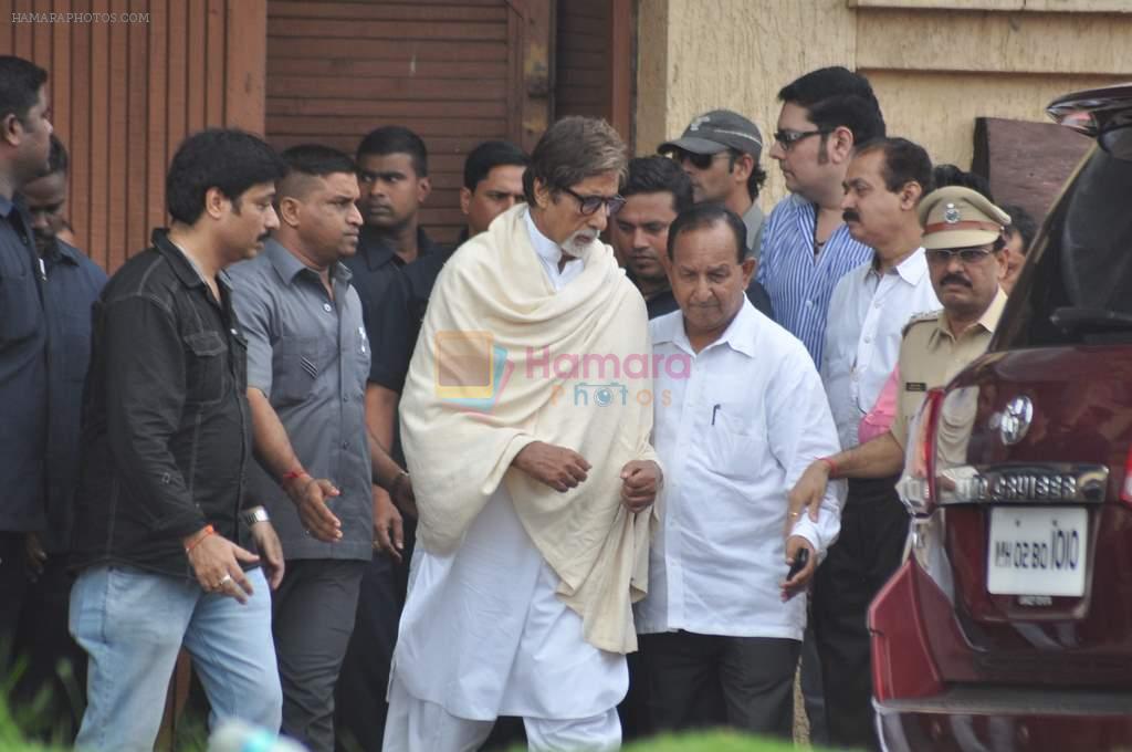 Amitabh Bachchan visit Rajesh Khanna's home Aashirwad in Mumbai on 18th July 2012