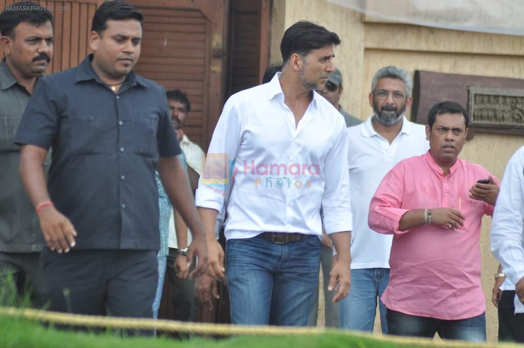 Akshay Kumar visit Rajesh Khanna's home Aashirwad in Mumbai on 18th July 2012