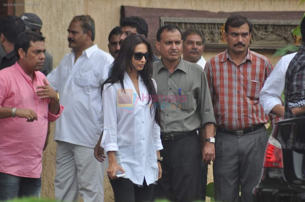 Malaika Arora Khan, Arbaaz Khan visit Rajesh Khanna's home Aashirwad in Mumbai on 18th July 2012