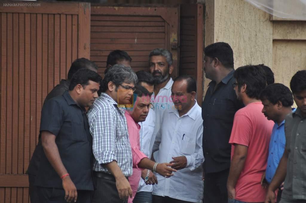 Salman Khan visit Rajesh Khanna's home Aashirwad in Mumbai on 18th July 2012