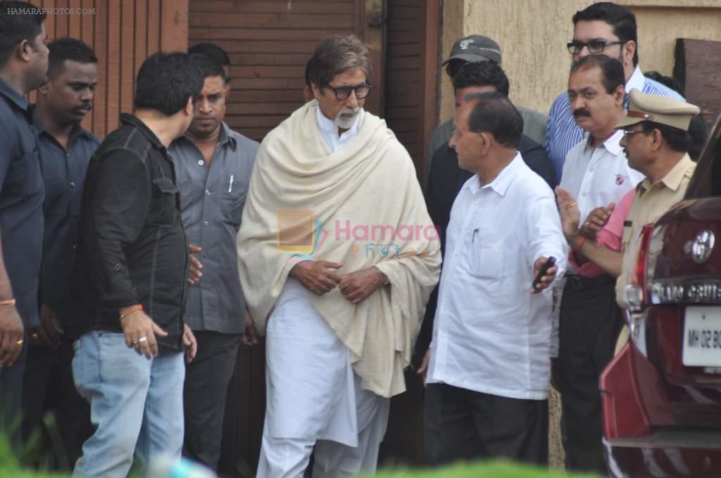 Amitabh Bachchan visit Rajesh Khanna's home Aashirwad in Mumbai on 18th July 2012