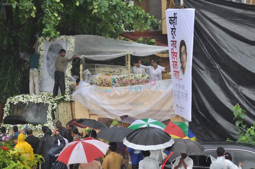 at Rajesh Khanna's Funeral in Mumbai on 19th July 2012