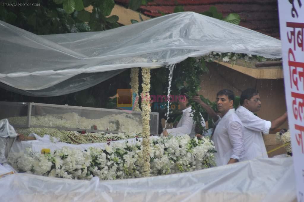 Akshay Kumar at Rajesh Khanna's Funeral in Mumbai on 19th July 2012