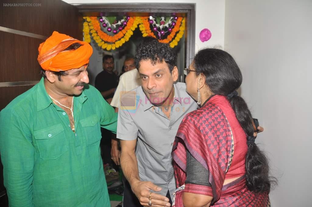 Manoj Bajpai, Usha Uthup, Manoj Tiwari at Manoj Tiwari's house warming party in Andheri, Mumbai on 23rd July 2012