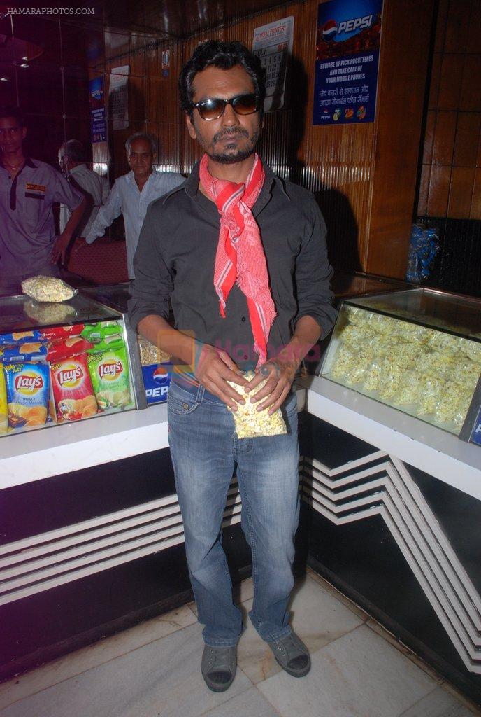 Nawazuddin Siddiqui with Cast of Gangs Of Wasseypur 2 watches DDLJ in Maratha Mandir, Mumbai on 23rd July 2012