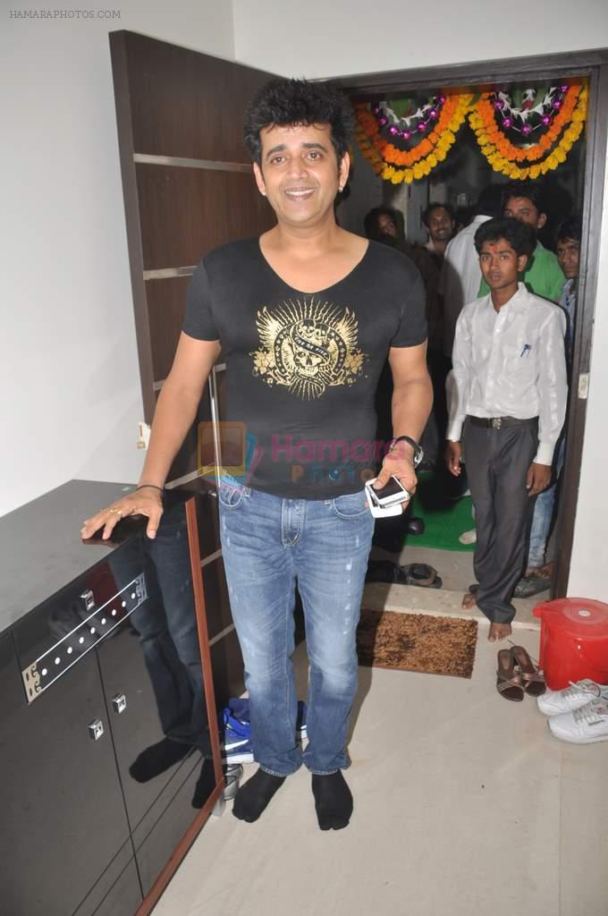Ravi Kishan at Manoj Tiwari's house warming party in Andheri, Mumbai on 23rd July 2012