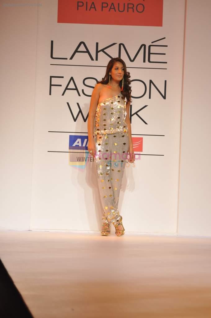 Monica Dogra walk the ramp for Pia Pauro show at Lakme Fashion Week Day 1 on 3rd Aug 2012